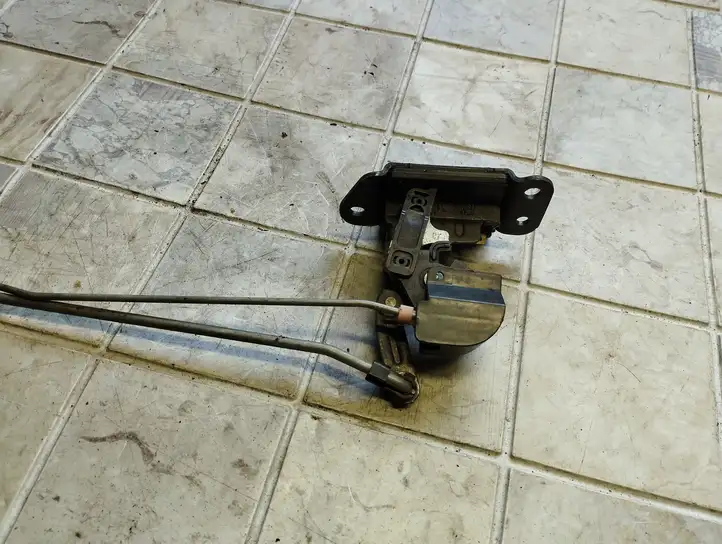 Hyundai Santa Fe (2005 - 2009) 812302B000 Замок крышки багажника — фото 5