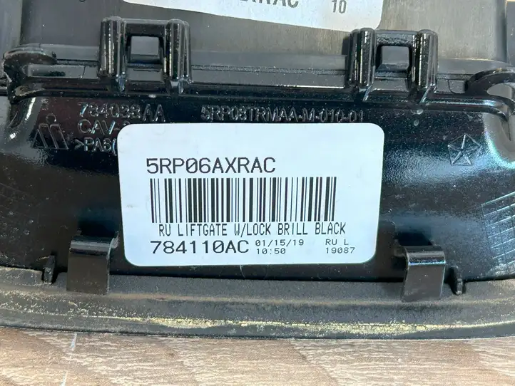 Chrysler Pacifica (2016 - ) 5RP06AXRAC Кнопка закрытия крышки багажника — фото 2