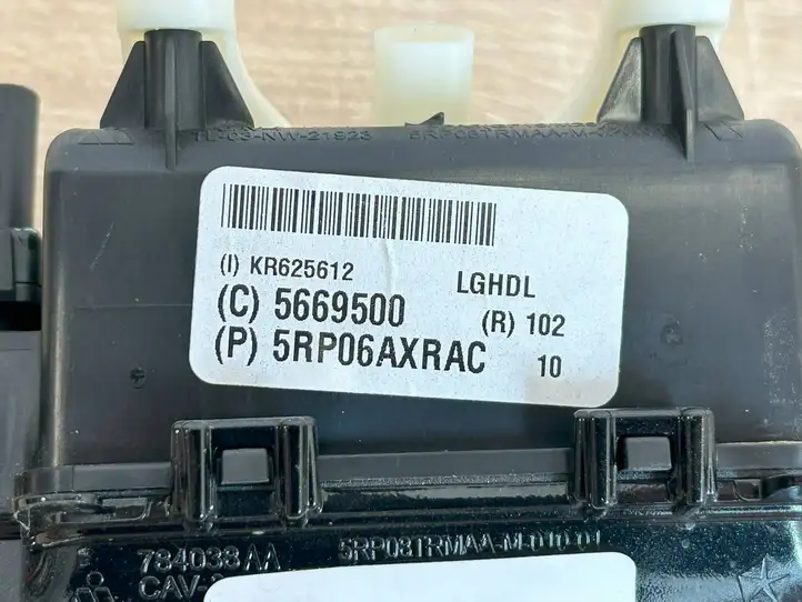 Chrysler Pacifica (2016 - ) 5RP06AXRAC Кнопка закрытия крышки багажника — фото 7