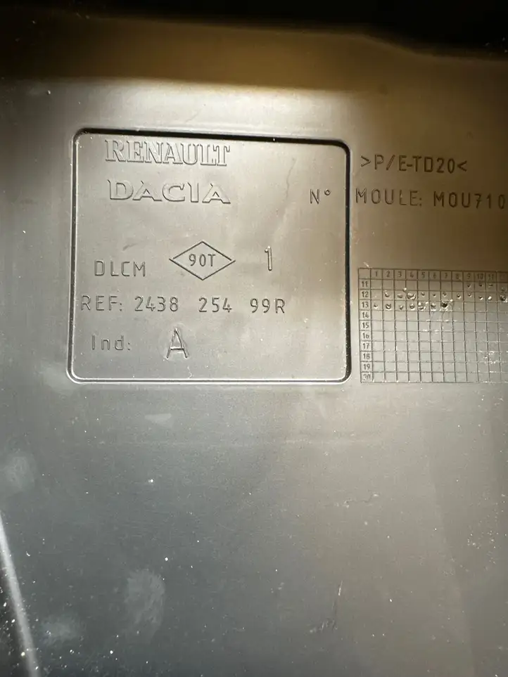 Dacia Duster (2010 - 2017) 243825499R Крышка ящика предохранителей — фото 1