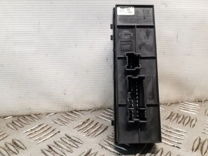 Nissan Juke I F15 (2010 - 2018) 254011KK0A Блок кнопок стеклоподъемников — фото 4