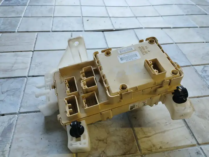 Toyota Corolla Verso AR10 (2004 - 2009) 892210F010 Блок предохранителей — фото 2