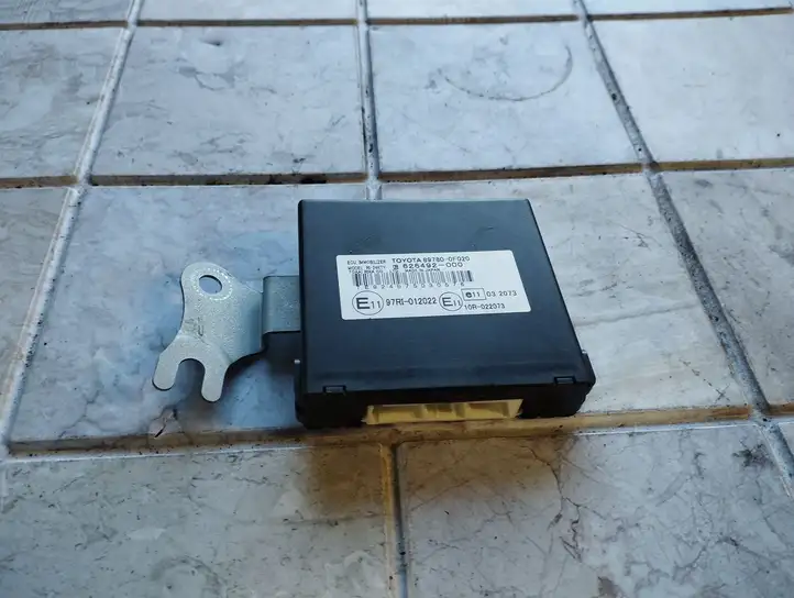 Toyota Corolla Verso AR10 (2004 - 2009) 897800F020 Блок иммобилайзера — фото 1
