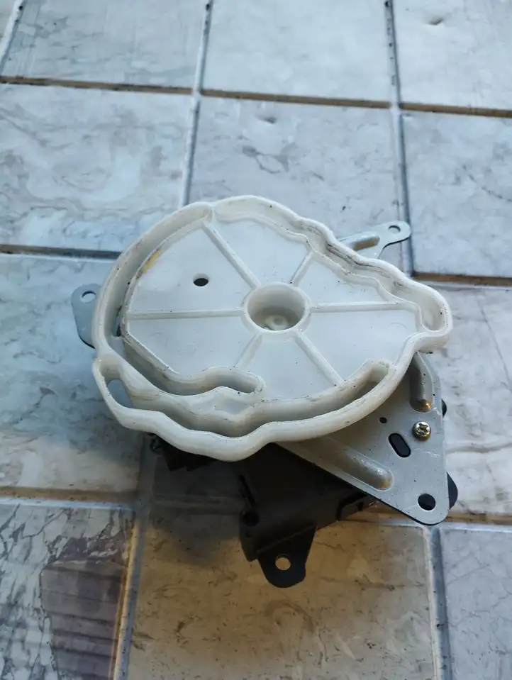 Toyota Corolla Verso AR10 (2004 - 2009) AE0637008610 Двигатель задвижки потока воздуха — фото 4