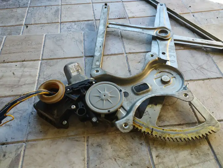 Toyota Corolla Verso AR10 (2004 - 2009) 99250103 Стеклоподъемник передней двери (комплект) — фото 4