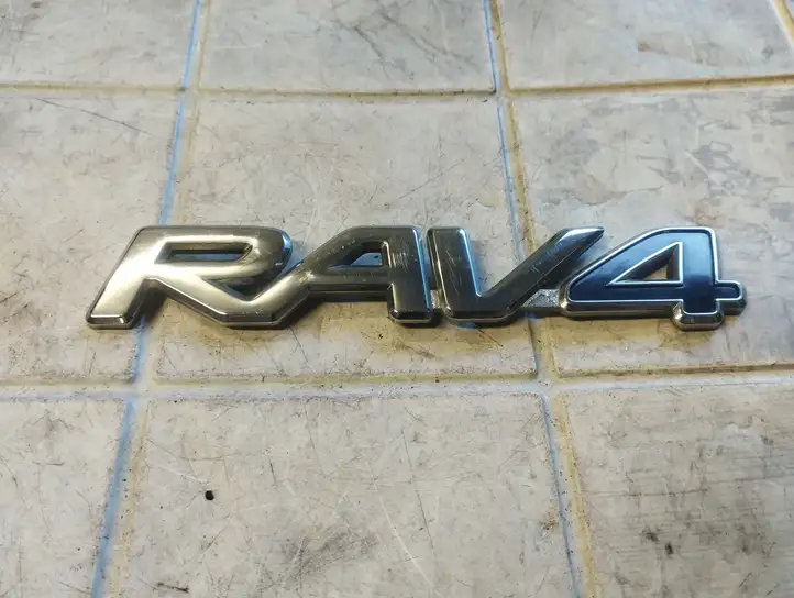 Toyota RAV 4 (XA20) (2000 - 2005) Эмблема производителя — фото 1