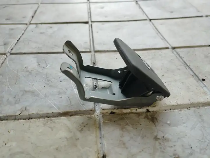 Chevrolet Captiva (2006 - 2011) V200LEVER Ручка открытия капота — фото 2
