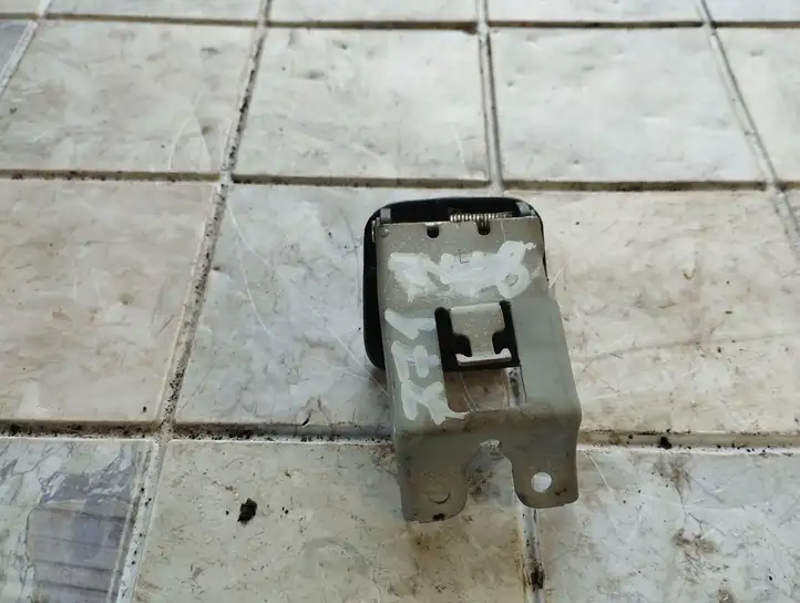 Chevrolet Captiva (2006 - 2011) V200LEVER Ручка открытия капота — фото 4