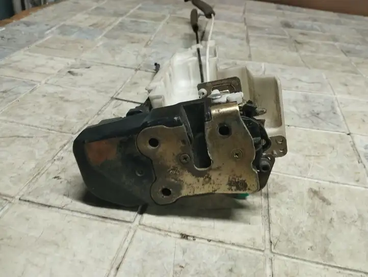 Chrysler Pacifica (2003 - 2008) Замок задней двери — фото 2