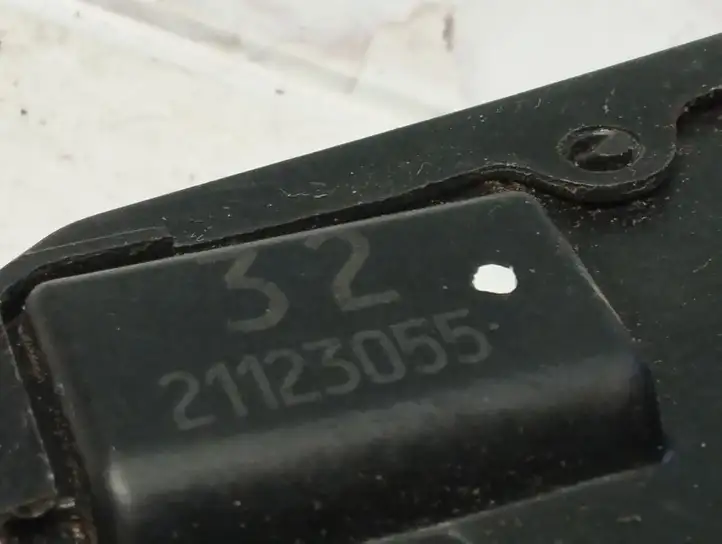 Toyota Corolla Verso E121 (2001 - 2004) 21123055 Замок задней двери — фото 2
