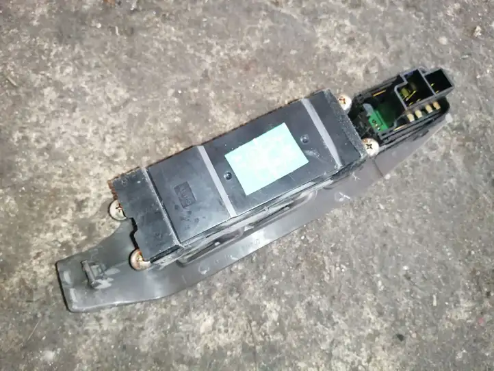 Subaru Outback (1998 - 2003) 83071AE020 Кнопка стеклоподъемников — фото 2