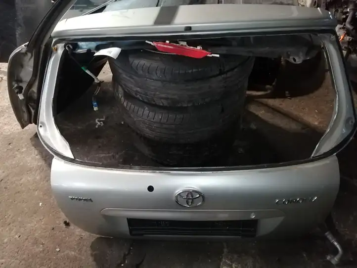 Toyota Corolla E120 E130 (2004 - 2007) Крышка багажника — фото 1