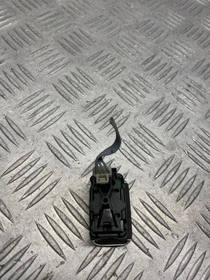 Mercedes-Benz C W204 (2007 - 2014) A2048707358 Блок кнопок стеклоподъемников — фото 2