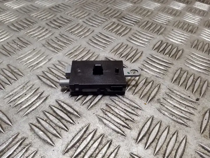 Ford Mondeo MK V (2014 - )  DS7T18C847AA Усилитель антенны