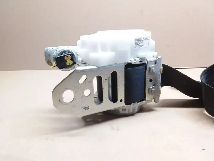 Toyota Avensis T270 (2009 - 2012)  7P1510P Передний ремень безопасности