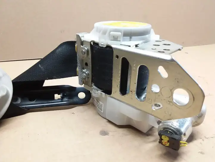 Toyota Avensis T270 (2009 - 2012)  7P1510P Передний ремень безопасности