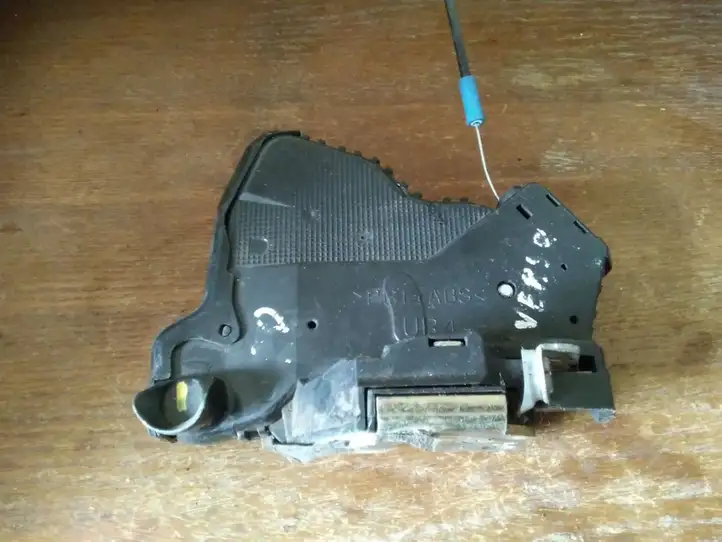 Toyota Corolla Verso AR10 (2004 - 2009) Замок задней двери — фото 1