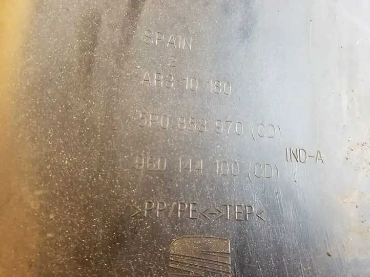 Seat Altea XL (2004 - 2015)  5P0853970CD Пенопласт крыла