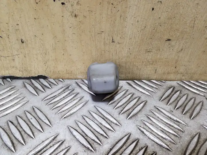 Honda CR-V (2004 - 2006) Крепление солнцезащитного козырька — фото 1