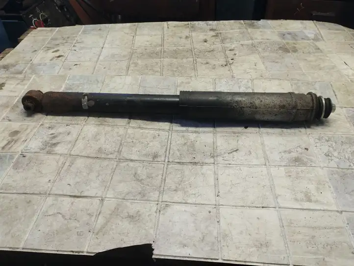 Toyota Auris 150 (2006 - 2012)   Задний амортизатор с пружиной