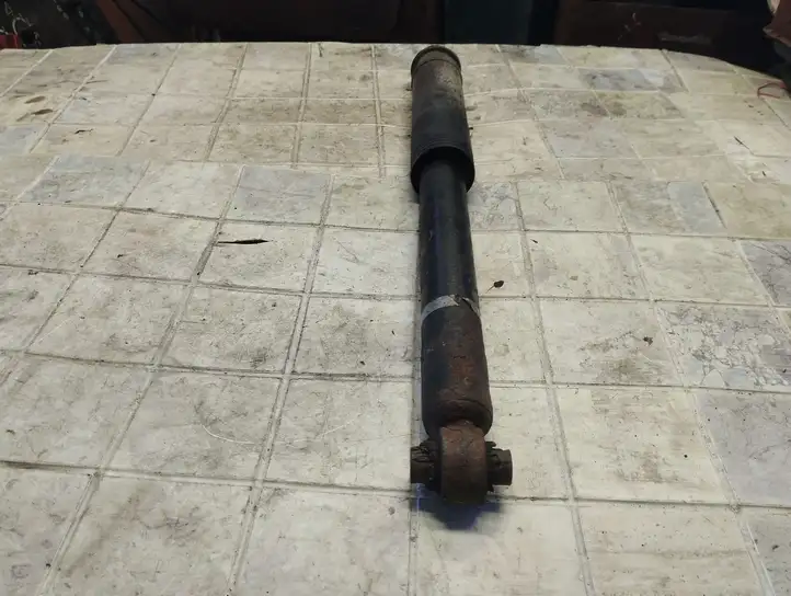 Toyota Auris 150 (2006 - 2012)   Задний амортизатор с пружиной