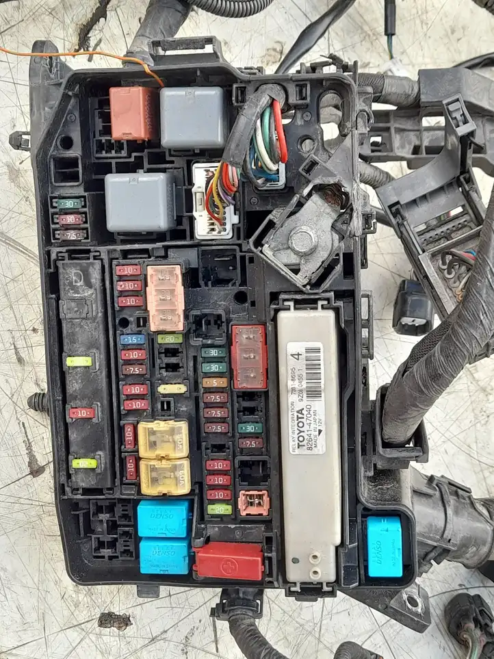 Toyota Prius (XW30) (2009 - 2015) 8211147420 Проводка двигателя — фото 14