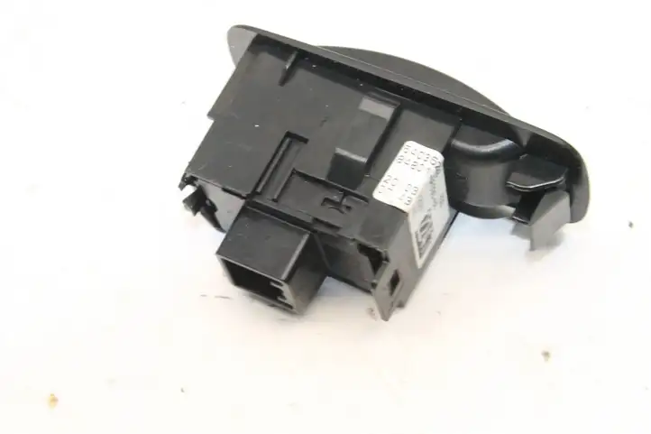 Toyota Corolla Verso E121 (2004 - 2007) 848010F030 Кнопка фаркопа в багажнике — фото 3