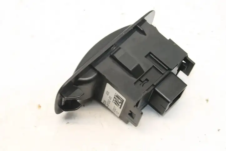 Toyota Corolla Verso E121 (2004 - 2007) 848010F030 Кнопка фаркопа в багажнике — фото 2