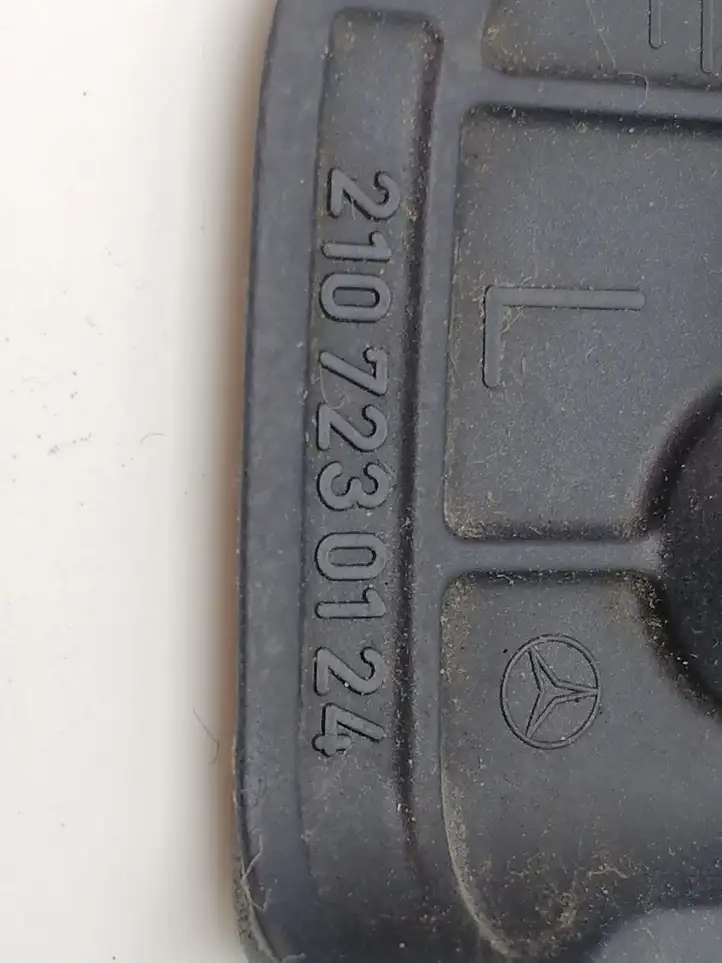 Mercedes-Benz CLK A208 (1997 - 2002) 2107230124 Прочая отделка передней двери — фото 9
