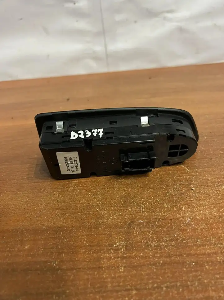 BMW 1 E81 E87 (2004 - 2011) 913207601 Кнопка фаркопа в багажнике — фото 3
