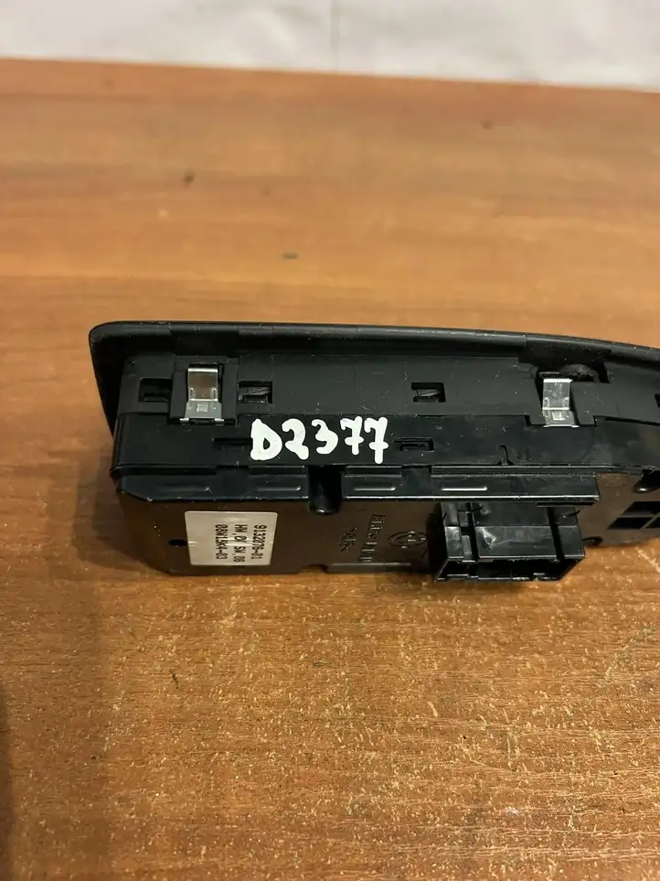 BMW 1 E81 E87 (2004 - 2011) 913207601 Кнопка фаркопа в багажнике — фото 4