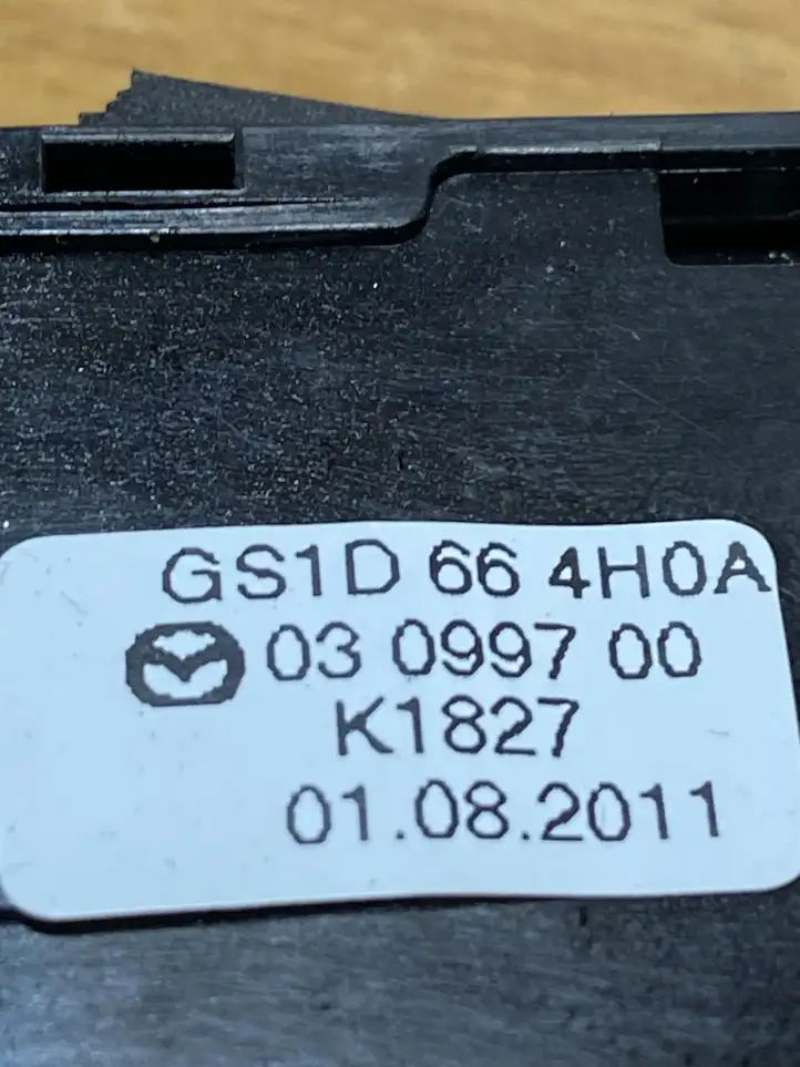 Mazda 6 (2009 - 2012) GS1D664H0A Кнопка фаркопа в багажнике — фото 4