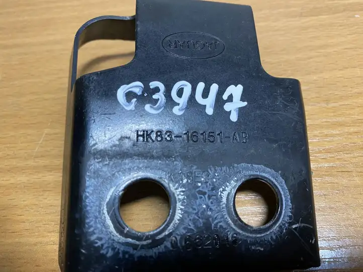 Jaguar F-Pace (2016 - )  HK8316151AB Держатель крыла