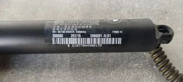 BMW 2 F46 (2015 - ) 2696591 Амортизатор крышки багажника — фото 5