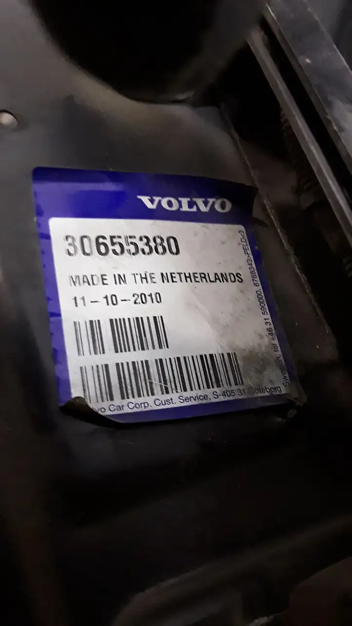 Volvo V70 (2000 - 2004) Верхняя панель радиатора — фото 3