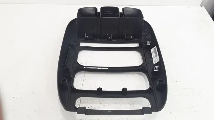 Dodge Grand Caravan (1998 - 2007) Отделка магнитолы — фото 2