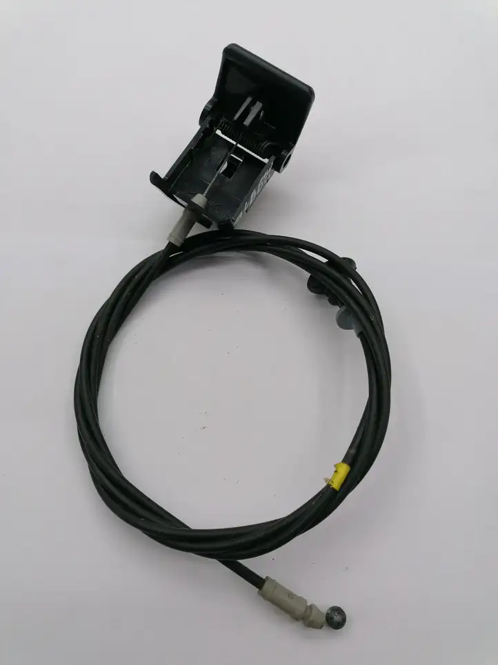 Mazda 3 I (2006 - 2009) Трос капота — фото 3