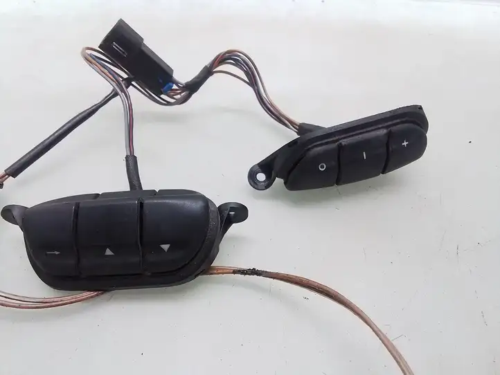 Opel Vectra B (1999 - 2002) 90508669 Кнопки на рулевом колесе — фото 2