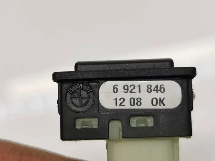 BMW 5 E60 E61 (2004 - 2010) 6921846 Кнопка закрытия крышки багажника — фото 4