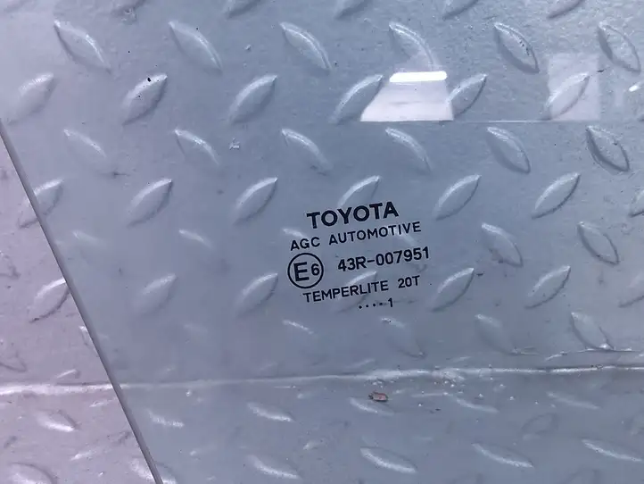 Toyota Yaris XP210 (2020 - ) Стекло передней двери — фото 2
