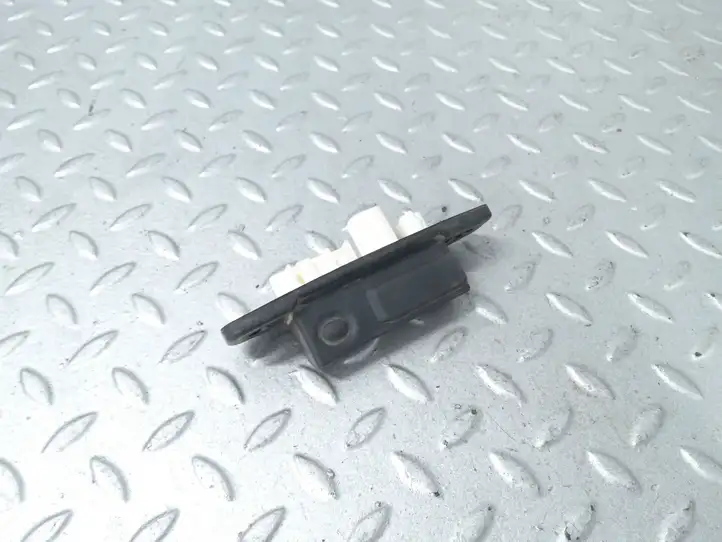 Toyota Yaris XP210 (2020 - ) 84840F4020 Кнопка закрытия крышки багажника — фото 3