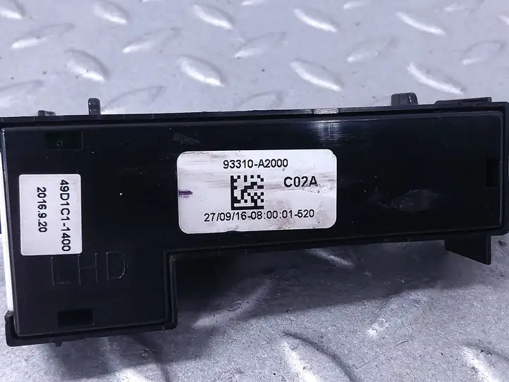Kia Ceed (2015 - 2018) 93310A2000 Кнопка парктроника — фото 4