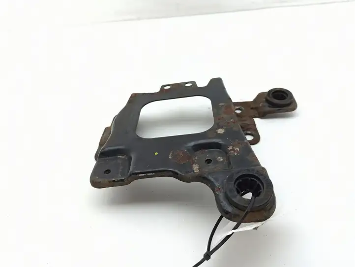 Ford Focus (2005 - 2008) Площадка аккумулятора — фото 4