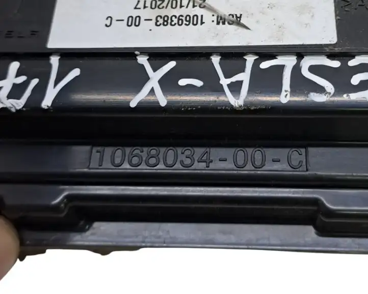 Tesla Model X (2015 - 2021) 106803400C Вентиляционная решетка кузова — фото 6