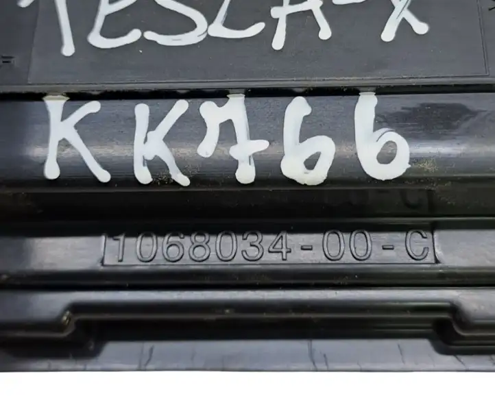 Tesla Model X (2015 - 2021) 106803400C Вентиляционная решетка кузова — фото 7