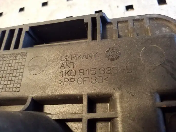 Volkswagen Touran I (2003 - 2010) 1K0915333B Площадка аккумулятора — фото 2