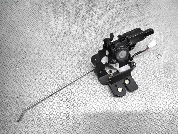 Mazda 3. (2003 - 2006)  B6724 Замок задней крышки