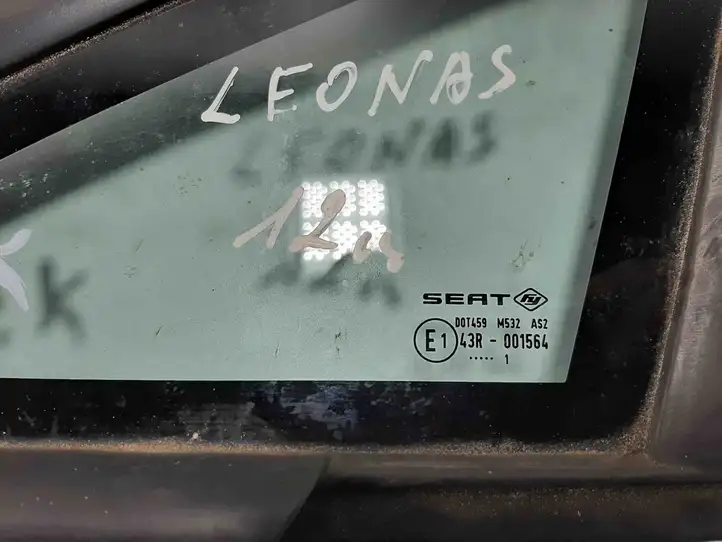 Seat Leon (1P) (2005 - 2012) 43R001564 Треугольное стекло кузова — фото 3