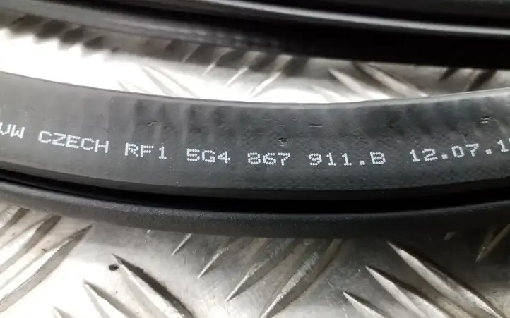 Volkswagen Golf VII (2013 - 2019) 5G4867911B Уплотнитель передней двери (кузов) — фото 2