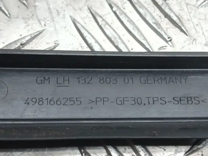 Opel Astra J (2009 - 2012) 13280301 Накладка стоек лобового стекла — фото 3
